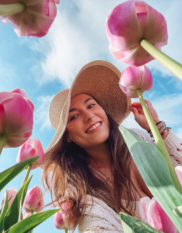 Portrait de Morgane dans les champs de tulipes roses aux Pays-Bas